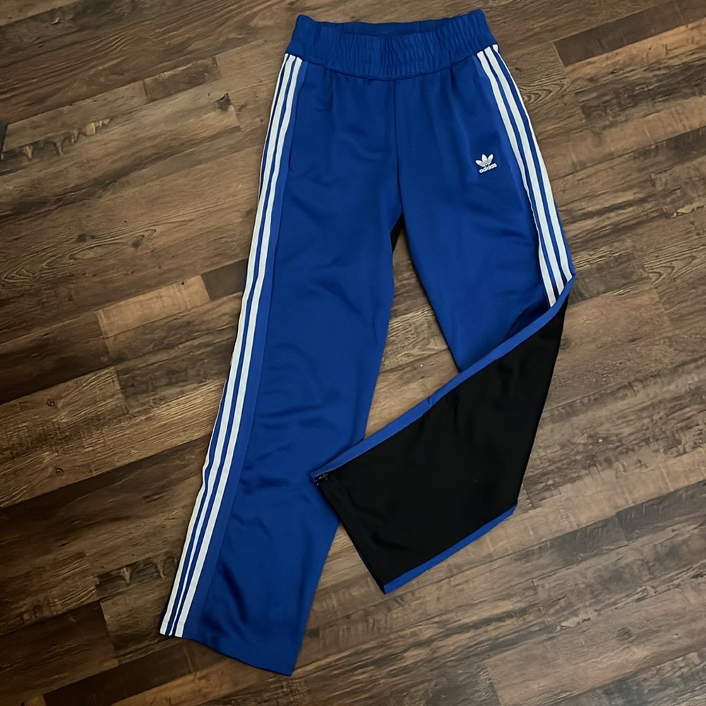 2-toned black and blue medium adidas track pants with zipper leg cuff.